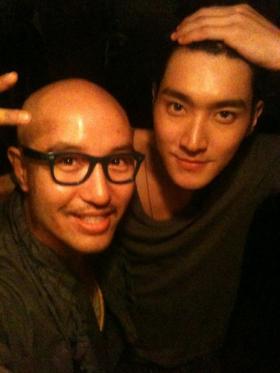 ฮงซอคชอน (Hong Suk Chun) ถ่ายภาพกับชอยซีวอน (Choi Si Won) 