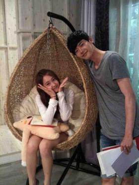 ลีจงซอค (Lee Jong Suk) ถ่ายภาพกับ Krystal 