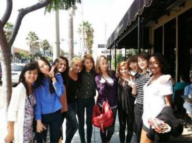 วง Wonder Girls ถ่ายภาพกับวงนักร้องอเมริกัน School Gyrls 