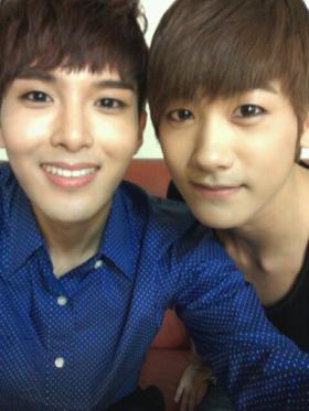 เรียววุค (Ryeo Wook) ถ่ายภาพกับฮยองซิค (Hyung Shik)