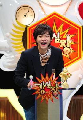 ลีซึงกิ (Lee Seung Gi) เป็นพิธีกรเดี่ยวในรายการ Strong Heart ได้ดี