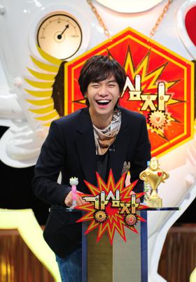 ลีซึงกิ (Lee Seung Gi) เป็นพิธีกรเดี่ยวในรายการ Strong Heart ได้ดี