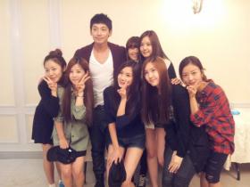 วง A Pink ไปขอถ่ายภาพกับเรน (Rain)?