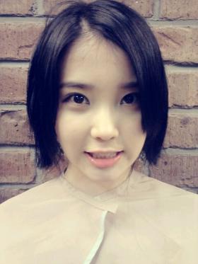 นักร้อง IU เปลี่ยนลุคใหม่สำหรับผลงานอัลบั้มใหม่ของเธอ!