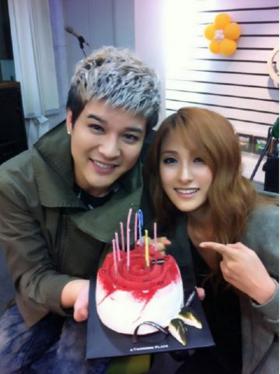 นปาร์คกยูริ (Park Gyuri) ฉลองวันเกิดให้กับชินดง (Shin Dong)