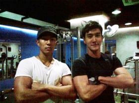 ซางชู (Sang Chu) ถ่ายภาพกับชอยซีวอน (Choi Si Won) 