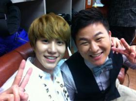 คยูฮยอน (Kyu Hyun) ถ่ายภาพกับฮอกั๊ก (Huh Gak) 