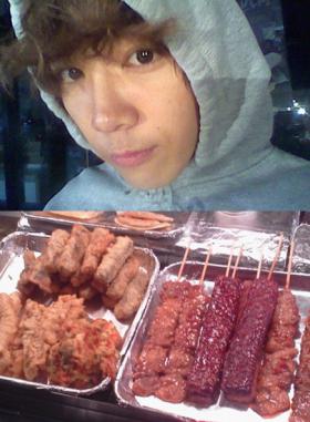 ลีฮงกิ (Lee Hong Ki) สนุกสนานในการทานอาหารบนท้องถนน