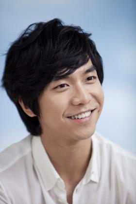 ลีซึงกิ (Lee Seung Gi) เดินทางไปเยี่ยมกองถ่ายเรื่อง Gyebaek 