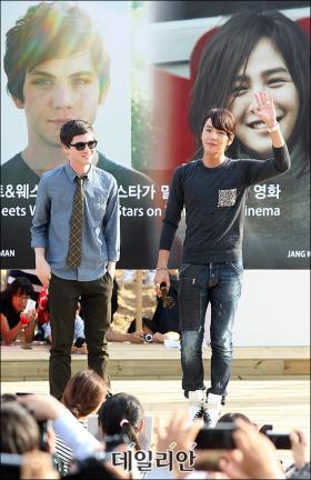 จางกึนซอค (Jang Geun Suk) และ Logan Lerman มาพูดคุยในงาน BIFF!