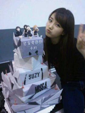 Suzy ถ่ายภาพกับเค้กวันเกิดของเธอ!