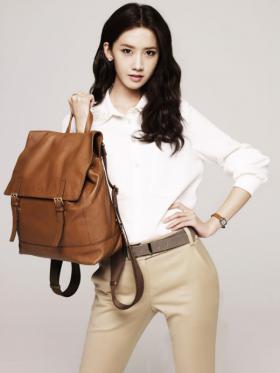 ภาพของยูนอา (YoonA) และยูริ (Yuri) สำหรับงานโฆษณา J.ESTINA!