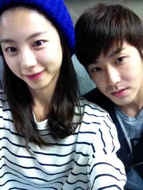 ปาร์คซูจิน (Park Soo Jin) และยูนโฮ (Yunho) ถ่ายภาพด้วยกัน