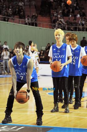 วง SHINee ไปร่วมงาน 2011-2012 KB National Card Professional Basketball!