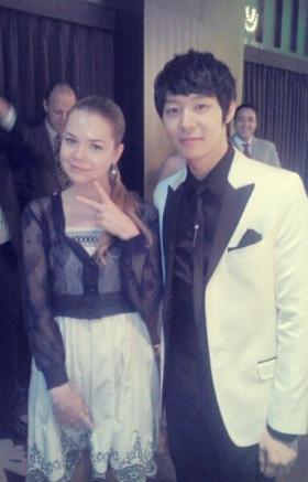 ภาพยูชอน (Yoochun) ถ่ายกับนักแสดงหญิงรัสเซีย