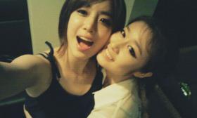 อึนจอง (Eun Jung) และจิยอน (Ji Yeon) ถ่ายภาพด้วยกัน