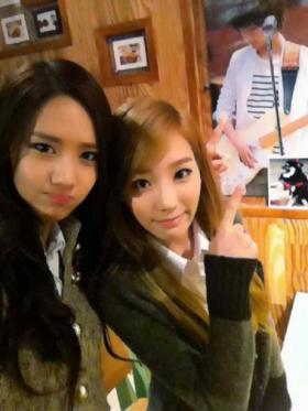 แทยอน (Tae Yeon) และยูนอา (YoonA) แวะไปเยี่ยมคาเฟ่ของพ่อแม่เยซอง (Ye Sung) 