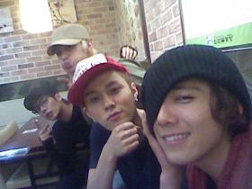 ลีฮงกิ (Lee Hong Ki) และจุนฮยอง (Jun Hyung) ถ่ายภาพด้วยกัน