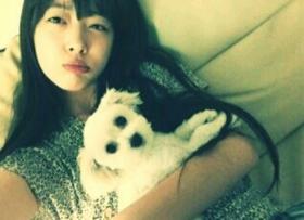 ซอลลี่ (Sulli) ทักทายแฟนๆ ด้วยภาพของเธอและสุนัขของเธอ!