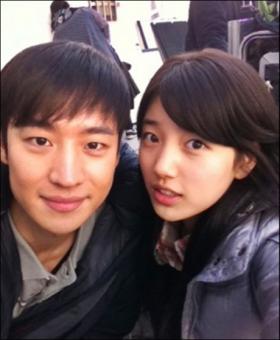 ภาพ  Suzy และลีเจฮุน (Lee Je Hoon) จากภาพยนตร์เรื่องใหม่!