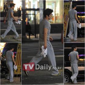 แฟนๆ กล่าวชมภาพชอยซีวอน (Choi Si Won) ที่ดูสบายๆ!