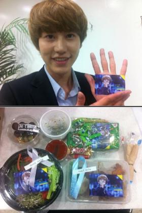 คยูฮยอน (Kyu Hyun) ได้รับอาหารกล่องจากแฟนๆ