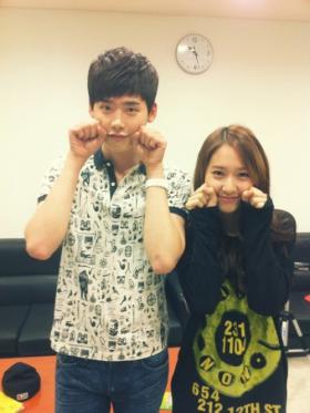 ลีจงซอค (Lee Jong Suk) และ Krystal ให้กำลังใจนักเรียนที่สอบเข้ามหาวิทยาลัย