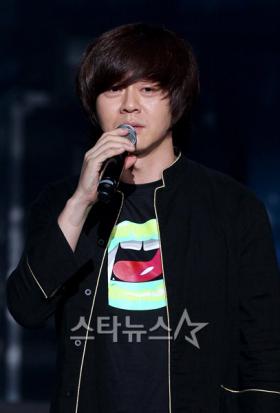 ยูนโดฮยอน (Yoon Do Hyun) ให้กำลังใจเด็กนักเรียนสอบเข้ามหาวิทยาลัย!