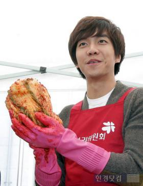 ลีซึงกิ (Lee Seung Gi) ไปร่วมการกุศลทำกิมจิ!