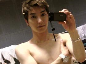 ลีทึก (Lee Teuk) กำลังตัดสินใจผมทรงใหม่?