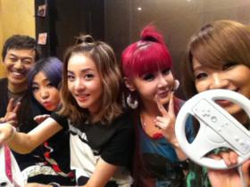 วง 2NE1 เล่นเกมกับนักแสดงชายคิมกับซู (Kim Kab Soo)