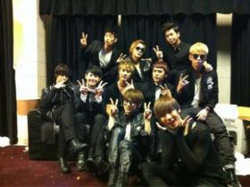 สมาชิกวง B2ST และ MBLAQ มารวมตัวถ่ายภาพด้วยกันที่ลาสเวกัส