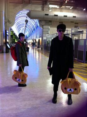 โจควอน (Jo Kwon) และซีลอง (Seulong) ปลื้มกระเป๋า Rilakkuma!
