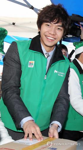 ลีซึงกิ (Lee Seung Gi) ไปร่วมงานอาสาจัดกล่องของขวัญให้กับเด็กผู้ยากไร้!