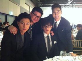 ชอยซีวอน (Choi Si Won) ถ่ายภาพกับโกซู (Go Soo) 