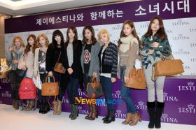 วง SNSD ร่วมกิจกรรมแจกลายเซ็นต์ให้กับแฟนๆ แบรนด์ J.Estina 