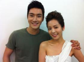 ชอยซีวอน (Choi Si Won) ถ่ายภาพกับฮันจิมิน (Han Ji Min)