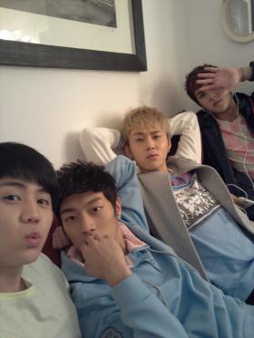 โยซบ (Yoseob) ทักทายแฟนๆ ด้วยภาพของเขาและสมาชิกในวง!