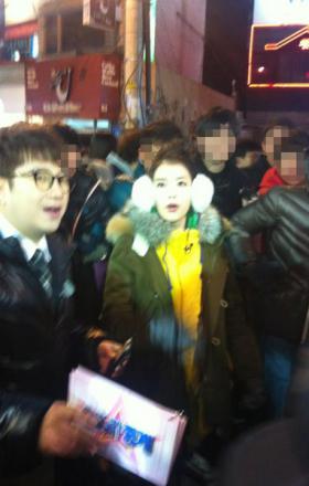 IU ปรากฎตัวบนถนนที่เต็มไปด้วยผู้คนในย่านฮงเด?