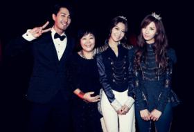 ชาซึงวอน (Cha Seung Won) ถ่ายภาพกับสมาชิกวง SNSD