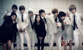 วง SISTAR ไปเยี่ยมให้กำลังใจกับสมาชิกวง Boyfriend!