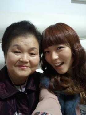 ซอนเย (Sun Ye) ถ่ายภาพกับย่า?