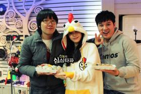 IU ป้อนข้าวปั้นที่ทำเองให้กับแฟนผู้โชคดี?