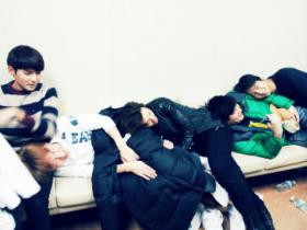 ภาพตลกๆ ของสมาชิกวง Super Junior ที่้ห้องแต่งตัว?