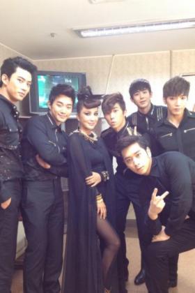 อึมจองฮวา (Uhm Jung Hwa) ถ่ายภาพกับวง 2PM หลังเวที