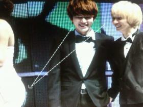 คยูฮยอน (Kyu Hyun) และอึนฮยอค (Eun Hyuk) แอบมองด้านหลังศิลปินในงานประกาศรางวัล