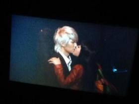 ฉากจูบในละครเพลงของ Tiffany และจองโม (Jung Mo) ได้รับความสนใจ!