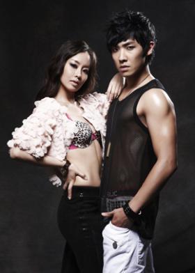 ลีจุน (Lee Joon) ถ่ายภาพกับนางแบบโฆษณาชุดชั้นใน?