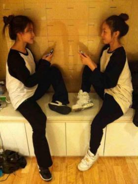 คูฮาร่า (Goo Hara) และปาร์คกยูริ (Park Gyuri) ทำท่าเหมือนเป็นกระจก?