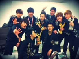 วง Super Junior คว้าถึง 4 รางวัลในงาน Golden Disk Awards ครั้งที่ 26!
